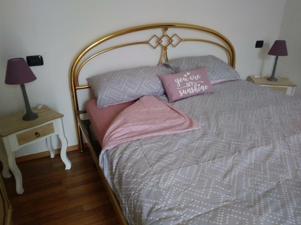 Casa Vacanza Il Glicine Casale Corte Cerro Dış mekan fotoğraf