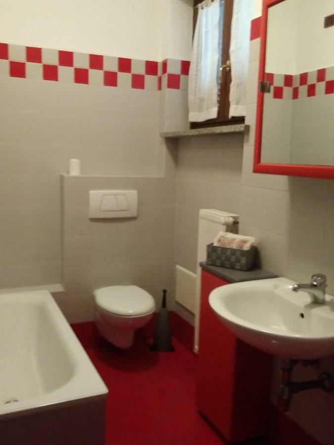 Casa Vacanza Il Glicine Casale Corte Cerro Dış mekan fotoğraf